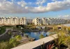 14 معلومة عن ماونتن فيو شيل اوت بارك أكتوبر Chillout Park تحتوي الصورة على مباني سكنية وبحيرة ومساحات خضراء داخل ماونتن فيو شيل اوت بارك