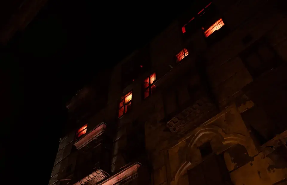 صورة تحتوي على منزل جدة ضمن بيوت الرعب