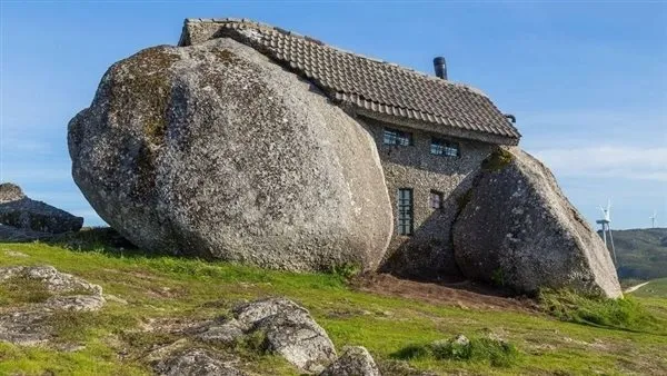 المنزل الحجري اغرب بيت بالعالم