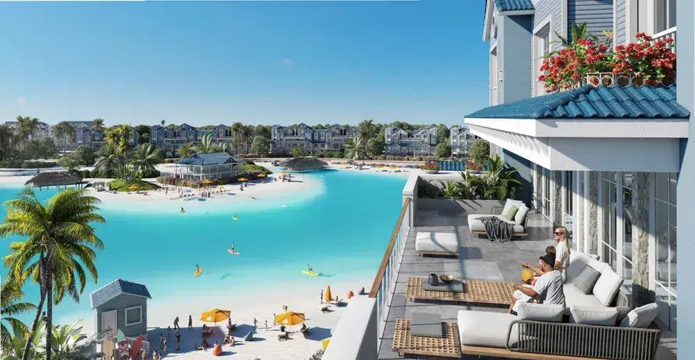 منازل أمام بحيرة وشاطئ داخل لاجون بيتش بارك مدينة المستقبل