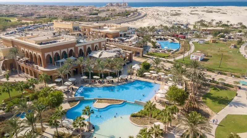 بحر وحمامات سباحة ومناظر خضراء ومباني سكنية داخل قرية مراسي