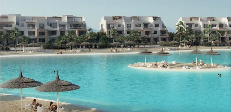 شاطئ ومباني سكنية داخل قرية سوان ليك