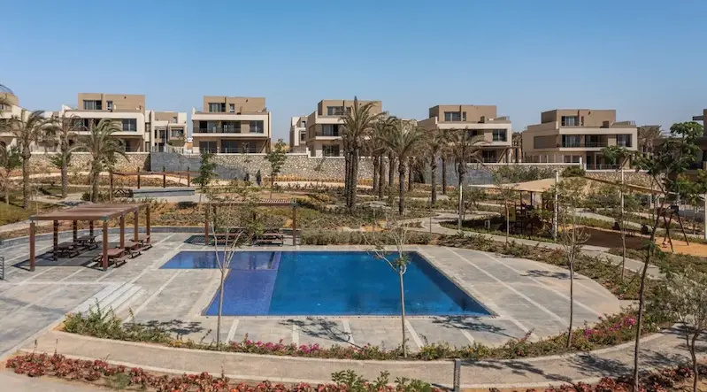 مناظر مياه ومباني سكنية وأشجار داخل بالم هيلز القاهرة الجديدة