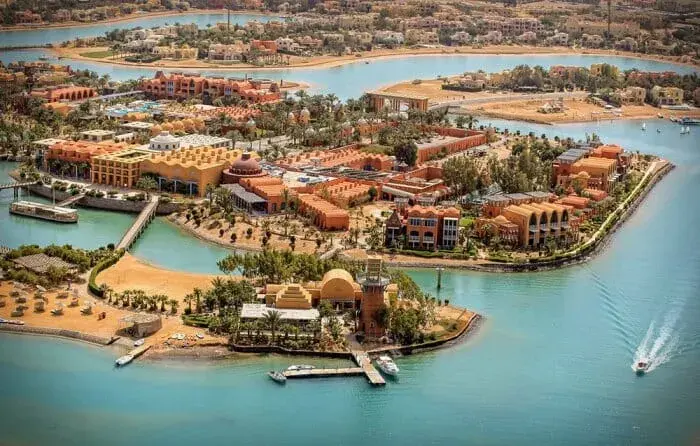 صورة لمدينة الجونة في مصر تحتوي على بحر ومباني سكنية