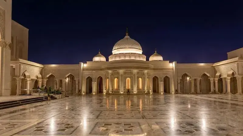 مسجد العزيز الحكيم المقطم من الخارج