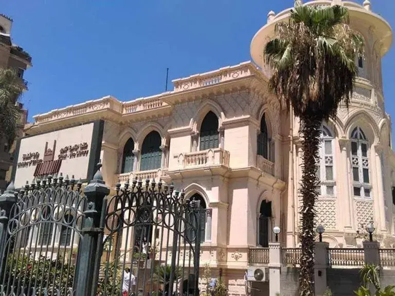 صورة لمكتبة القاهرة الكبرى من الخارج