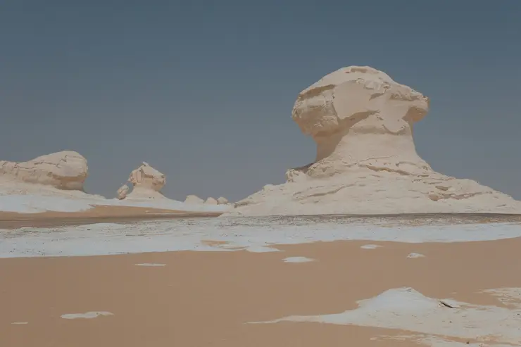 صورة لتكوين جيولوجي في الصحراء البيضاء ضمن أماكن للسفر في الشتاء في مصر