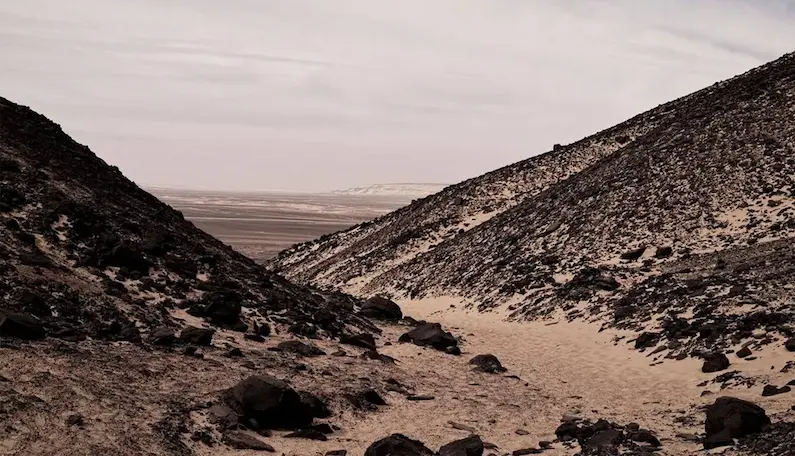 صورة جبال تصف الصحراء السوداء ضمن أماكن للسفر في الشتاء في مصر