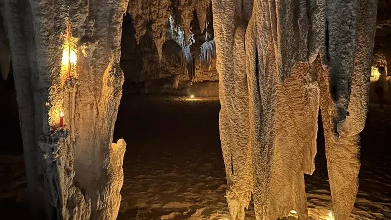 صورة لـ كهف الجارة من الداخل ضمن أماكن للسفر في الشتاء في مصر