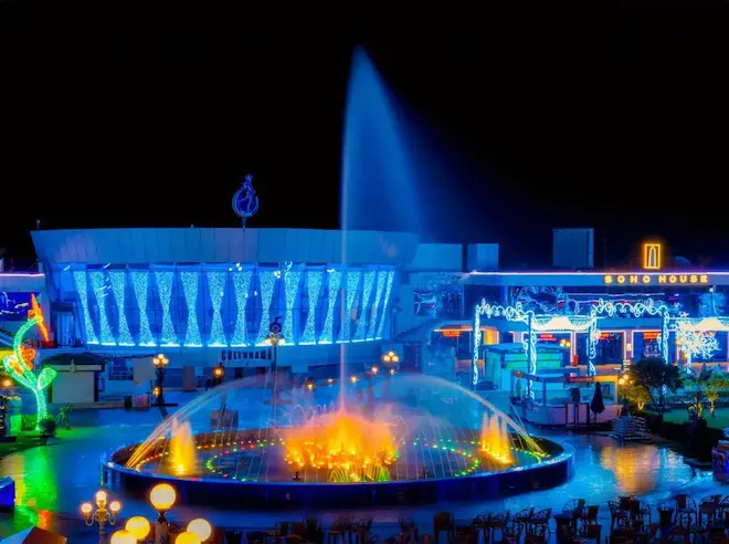 نافورة ومباني داخل سوهو سكوير شرم الشيخ ضمن أماكن للسفر في الشتاء في مصر