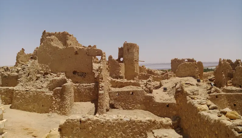 أحجار من معبد آمون سيوة ضمن أماكن للسفر في الشتاء في مصر