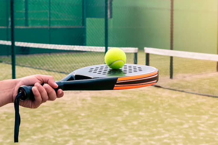 صورة تعبيرية عن ملاعب البادل في المقطم تشمل مضرب وكرة وملعب