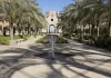 أهم ما يخص 15 من أبرز كمبوندات بجوار الجامعة الأمريكية حرم الجامعة الأمريكية من الداخل يتضمن أشجار وأماكن للجلوس لوصف كمبوندات بجوار الجامعة الأمريكية